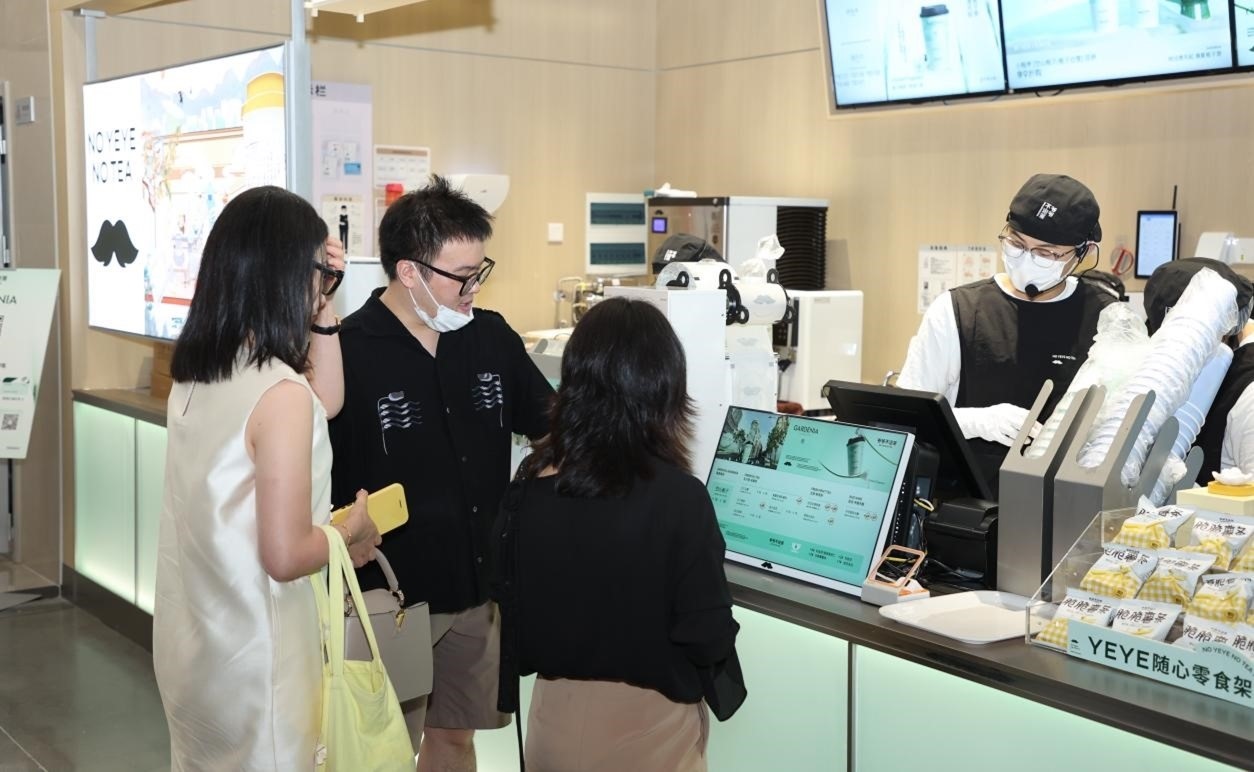 “爺爺不泡茶”奶茶品牌店。人民網(wǎng) 王戰(zhàn)雄攝