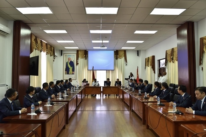 當(dāng)?shù)貢r(shí)間8月20日，圭亞那總統(tǒng)伊爾凡·阿里在圭亞那首都喬治敦鐘阿瑟會(huì)議中心會(huì)見了即將離任的中國(guó)（江蘇）第19期援圭亞那醫(yī)療隊(duì)。 中國(guó)（江蘇）第19期援圭亞那醫(yī)療隊(duì)供圖