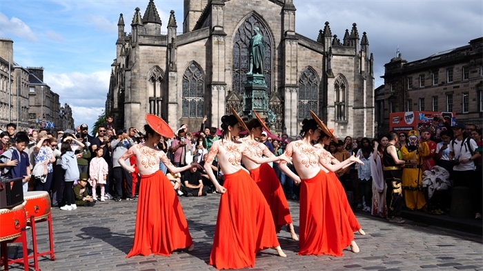 《長(zhǎng)城魂》的演員在愛(ài)丁堡皇家一英里街頭演出。主辦方供圖