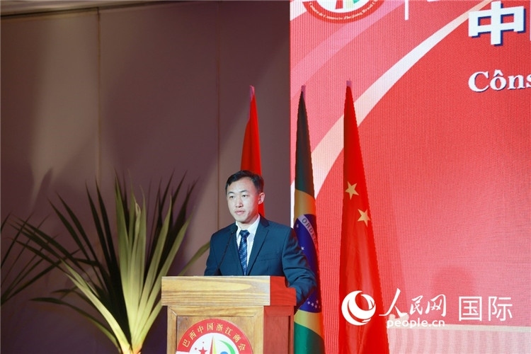 中國(guó)駐里約熱內(nèi)盧代總領(lǐng)事王海濤在典禮中致辭。人民網(wǎng)記者 陳海琪攝