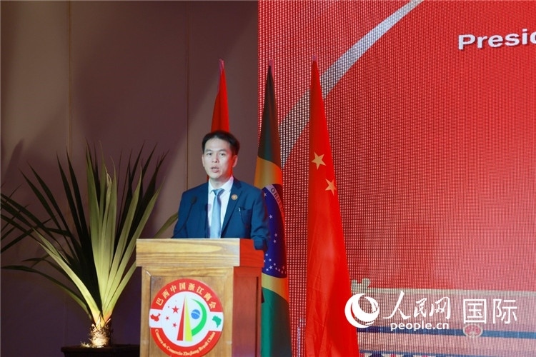 巴西中國(guó)浙江商會(huì)執(zhí)行會(huì)長(zhǎng)陳翔廣宣讀賀電。人民網(wǎng)記者 陳海琪攝