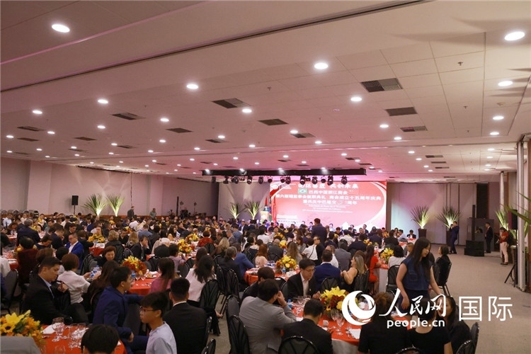 當(dāng)?shù)貢r(shí)間8月24日晚，巴西中國(guó)浙江商會(huì)第六屆理監(jiān)事會(huì)就職典禮在里約熱內(nèi)盧舉行。圖為就職典禮現(xiàn)場(chǎng)。人民網(wǎng)記者 陳海琪攝