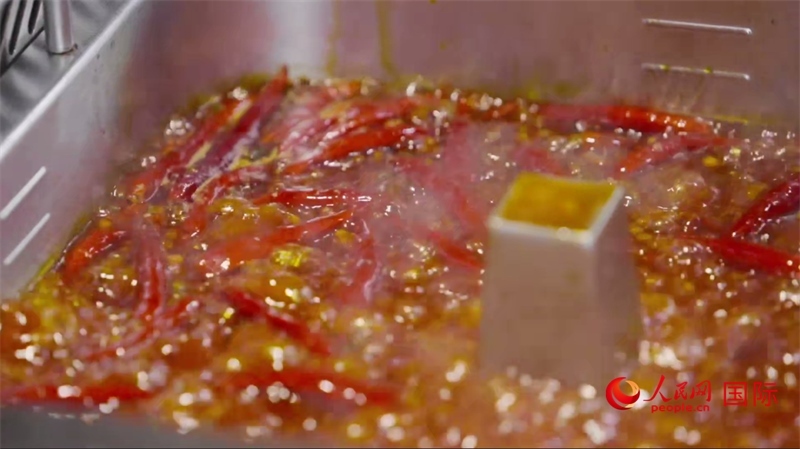 成都麻辣火鍋。人民網(wǎng)記者 張榮攝