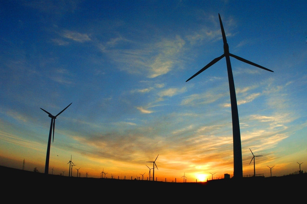 2005年，吉林省白城市通榆縣境內(nèi)幾十部風力發(fā)電機組在工作。新華社發(fā)