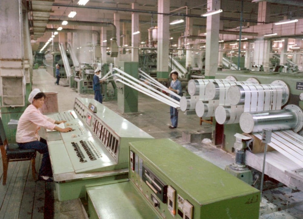 1981年，東北遼陽石油化學纖維廠抽絲車間一角。新華社發(fā)