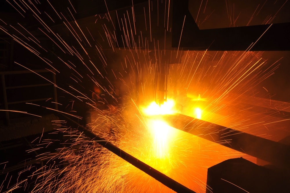 2015年3月10日，東北特鋼集團大連基地生產(chǎn)的合金鋼連鑄坯進行定尺切割。新華社發(fā)