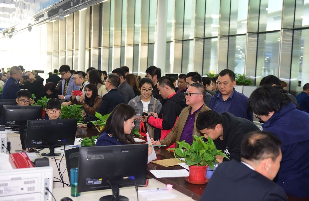 2017年4月10日，中國（遼寧）自由貿(mào)易試驗區(qū)沈陽片區(qū)揭牌當日，眾多企業(yè)咨詢注冊。新華社記者楊青攝