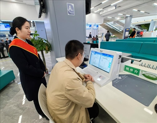 市民用電子范例填單臺錄入信息。人民網(wǎng)記者 周雯攝