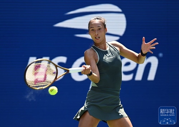 鄭欽文在比賽中回球。新華社記者 李睿 攝