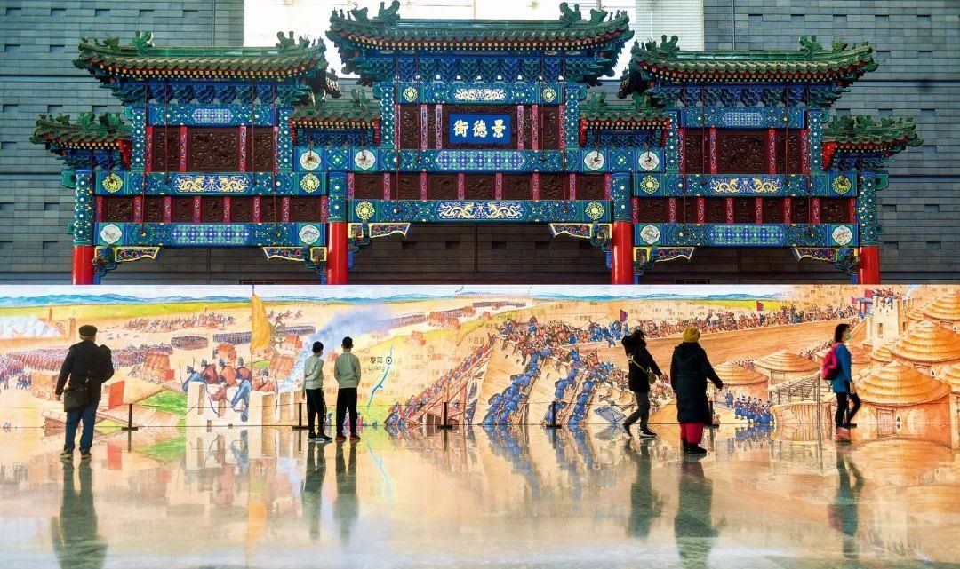 △2022年1月，觀眾在首都博物館參觀“穿越時空的大運河”數(shù)字影像展。