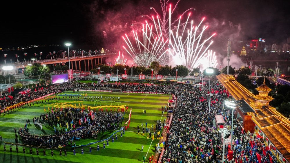 2024全國(guó)“村晚”示范展示活動(dòng)暨貴州“村超村晚”舉行音樂(lè)煙花秀表演（無(wú)人機(jī)照片，2024年2月3日攝）。新華社記者 劉續(xù) 攝