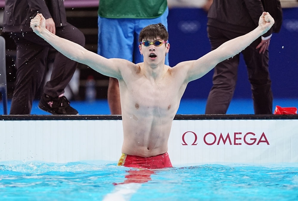 中國(guó)選手潘展樂(lè)在巴黎奧運(yùn)會(huì)游泳男子100米自由泳決賽后慶祝奪冠及打破世界紀(jì)錄（2024年7月31日攝）。新華社記者 杜宇 攝