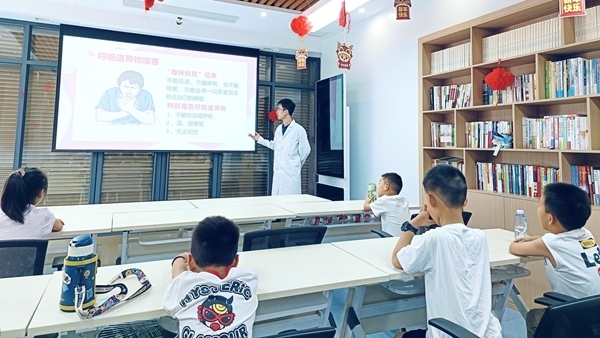 西安交通大學(xué)“筑夢(mèng)醫(yī)心·護(hù)佑三農(nóng)”實(shí)踐團(tuán)開展健康科普。校方供圖