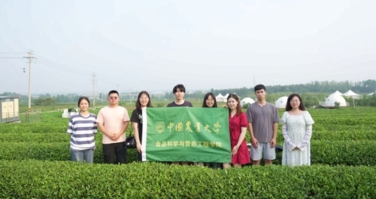 在山東日照，中國(guó)農(nóng)業(yè)大學(xué)食品學(xué)院實(shí)踐團(tuán)就農(nóng)業(yè)生產(chǎn)智能化設(shè)備、肥料選用等問(wèn)題開展實(shí)地調(diào)研，并面向300余名村民陸續(xù)開展4次科普宣講。校方供圖