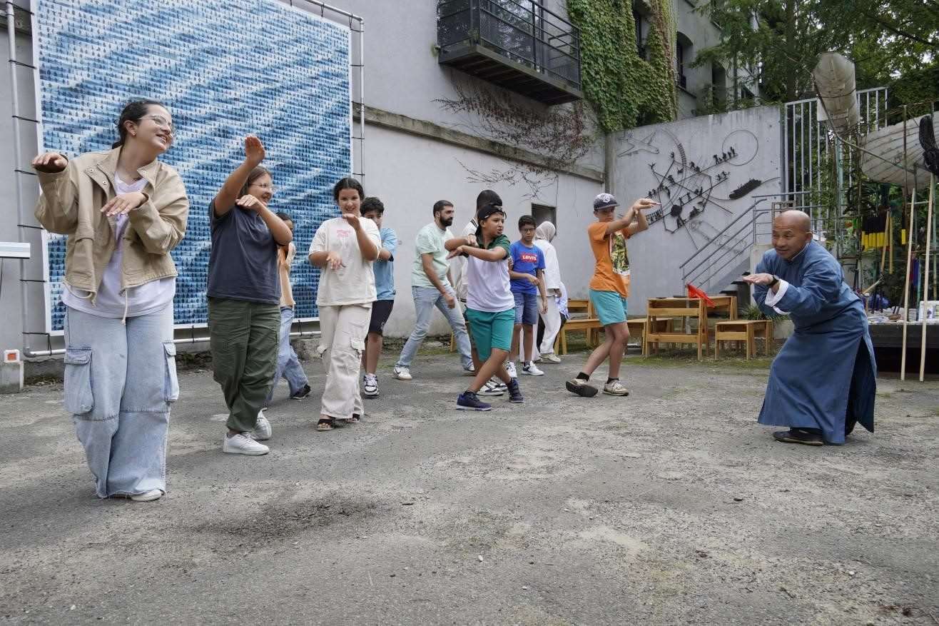 孩子們與魯汶大學(xué)武術(shù)老師，北少林長拳傳人羅師傅學(xué)習(xí)中國功夫。比利時(shí)維他命文化傳媒供圖