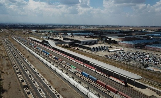 這是2023年9月在肯尼亞首都內(nèi)羅畢拍攝的蒙內(nèi)鐵路內(nèi)羅畢站（無人機(jī)照片）。新華社記者 韓旭 攝