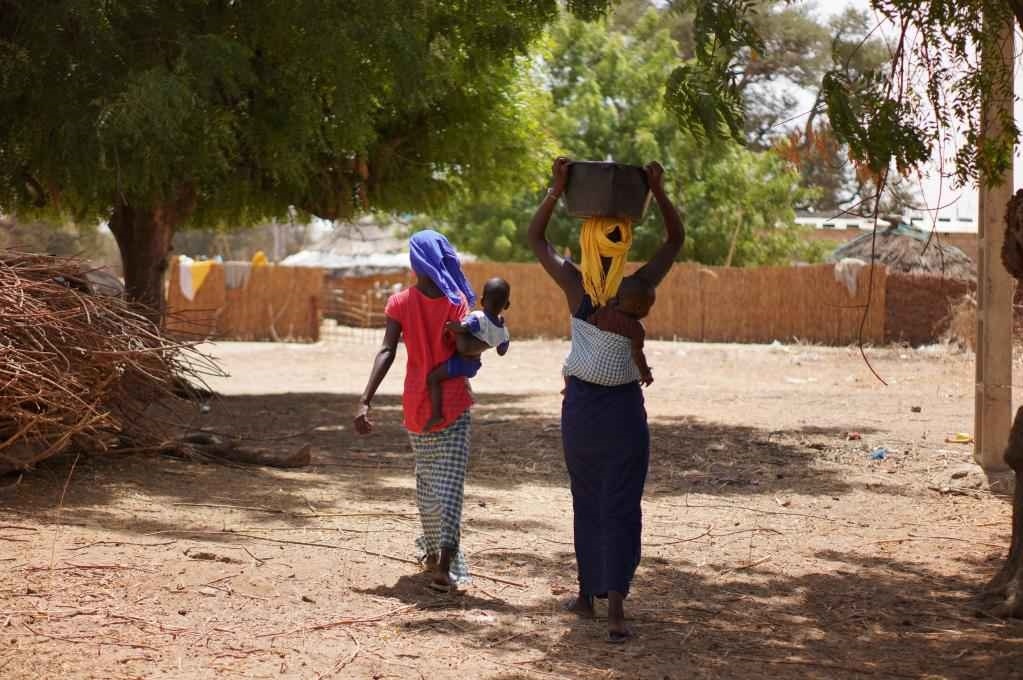 2023年3月20日，在塞內加爾久爾貝勒區(qū)的泰內富勒村，村民將取到的水運回家。新華社記者 王子正 攝