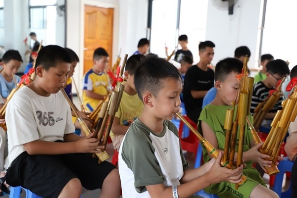 孩子們在學吹蘆笙。融水縣文化館供圖