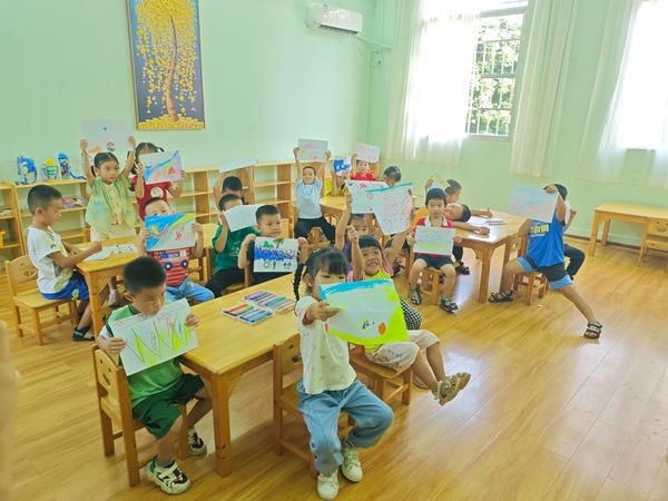 孩子們在公益托管班上畫畫課。莫菲菲攝