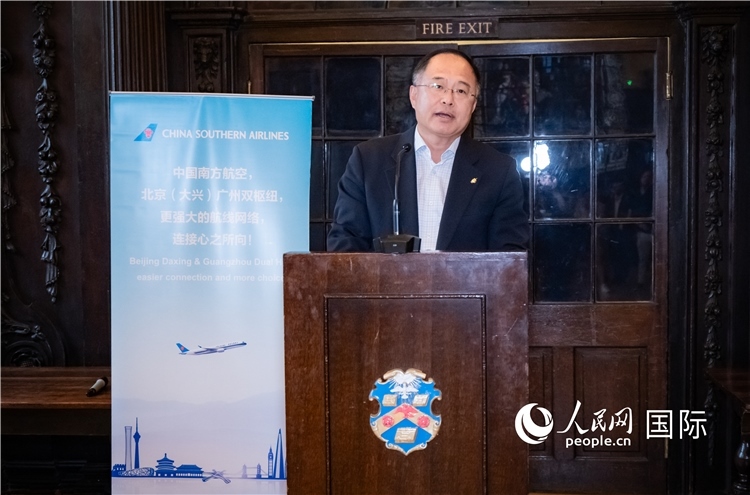 圖為中國駐倫敦旅游辦事處主任張力致辭。人民網(wǎng) 郭錦標(biāo)攝