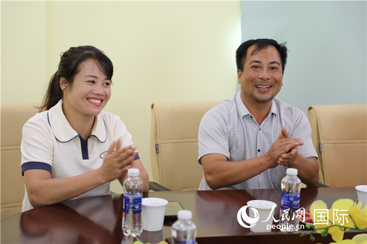 越南沙巴市黃連寄宿制民族小學(xué)老師阮氏秋姮、阮文享。人民網(wǎng)記者簡承淵攝