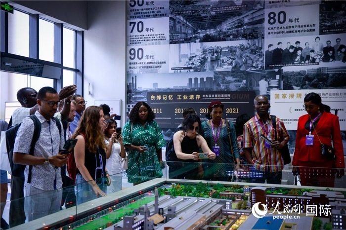 2024“一帶一路”媒體合作論壇聯(lián)合采訪調(diào)研行成員在東郊記憶園區(qū)參觀采訪。本報記者 伊霄攝