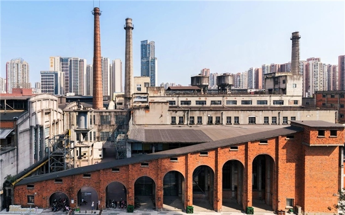 在原成都國營紅光電子管廠舊址上改建而成的東郊記憶園區(qū)南大門。大門既保留了老工業(yè)區(qū)的風(fēng)貌，又融入了現(xiàn)代審美和創(chuàng)意，成為了園區(qū)一大亮點。資料圖片