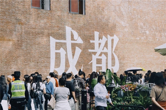 東郊記憶園區(qū)“成都墻”以巨大的“成都”字樣和獨特的藝術(shù)設(shè)計成為園區(qū)的網(wǎng)紅打卡地，吸引了眾多游客和市民前來參觀。資料圖片