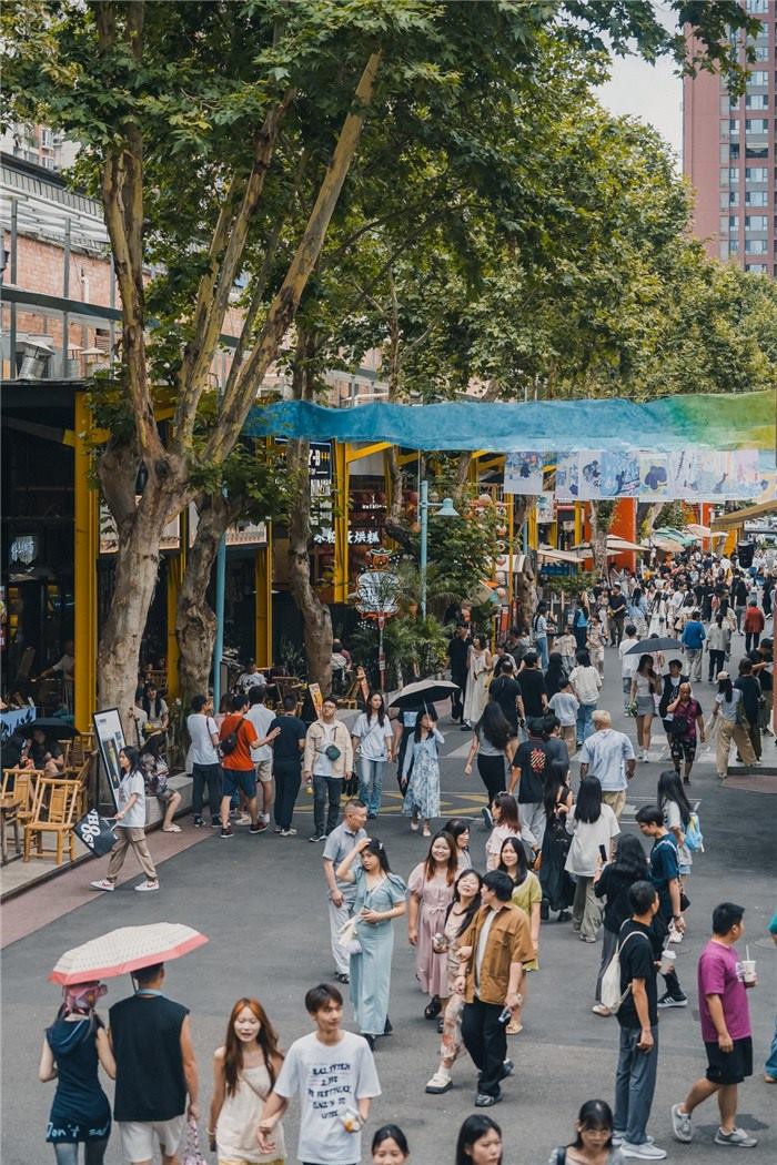 北街美食區(qū)是東郊記憶園區(qū)集美食、文化與休閑于一體的特色區(qū)域，為游客和當(dāng)?shù)鼐用裉峁┝素S富多樣的餐飲選擇。資料圖片
