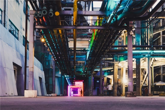 東郊記憶園區(qū)工業(yè)橫街完整地保留了園區(qū)的工業(yè)元素，如工業(yè)煙囪、動力管廊架和水塔等，形成了園區(qū)獨特的工業(yè)風(fēng)景線。資料圖片