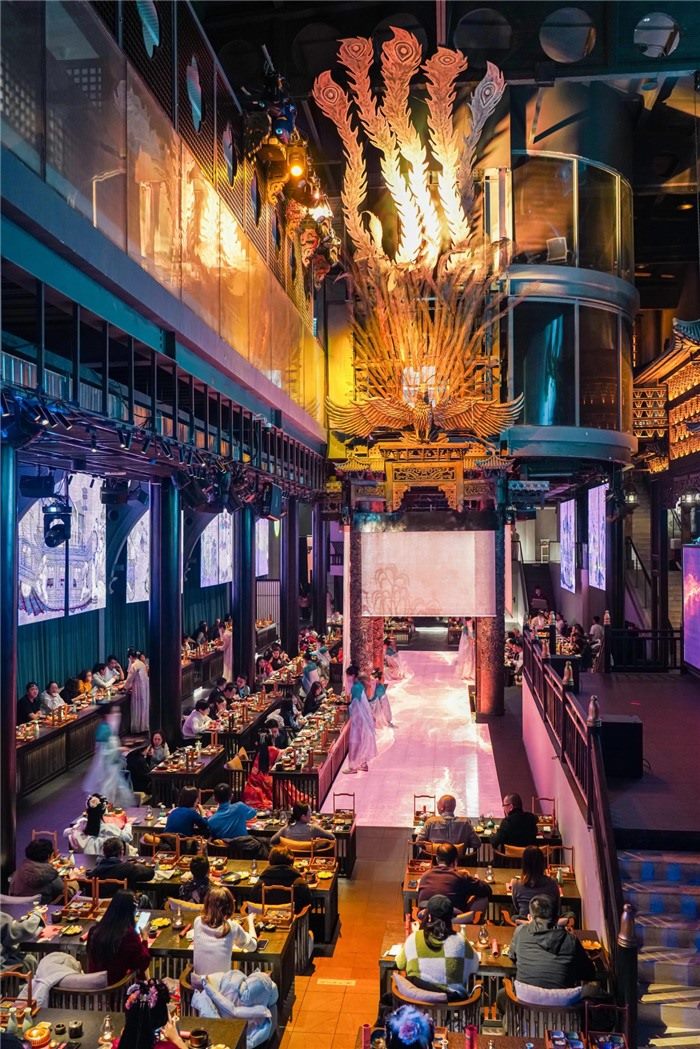 東郊記憶園區(qū)內(nèi)以蜀地文化為創(chuàng)作背景，溯源中國傳統(tǒng)宴飲儀禮打造的全景沉浸式漢文化主題餐秀。成都傳媒集團供圖