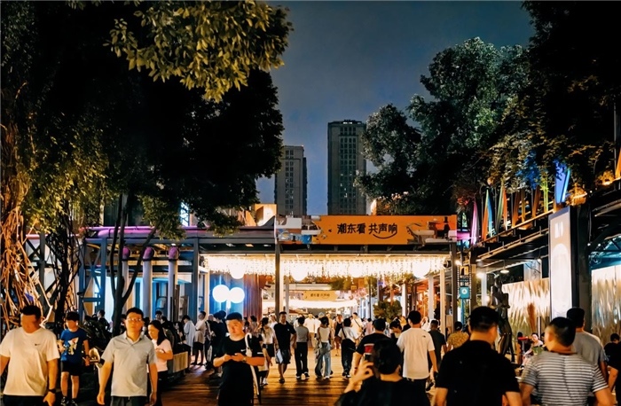 夜幕下的東郊記憶園區(qū)人流如織，熱度不減。資料圖片