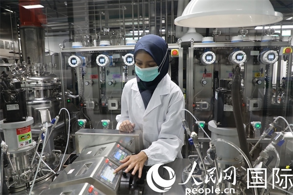 中國—印尼新能源材料與冶金工程技術(shù)聯(lián)合研究實驗室內(nèi)，研究人員正在工作。人民網(wǎng)記者曹師韻攝