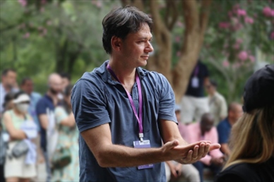 意大利逆流外交網(wǎng)站總編輯亞歷山大·比安奇學(xué)習(xí)青城太極。（李佩藺 攝）