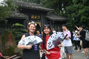 媒體考察團(tuán)成員在都江堰清溪園合影留念。（陳斌 攝）