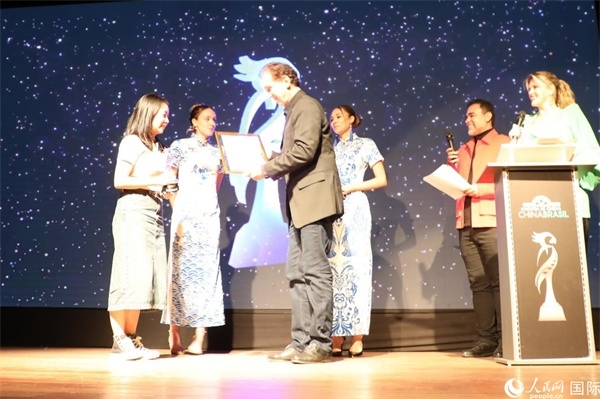 為期4天的第三屆中國(guó)－巴西電影展期間，來(lái)自中巴兩國(guó)的14部參展影片受到巴西電影愛(ài)好者和社會(huì)各界人士好評(píng)，并分別榮獲本次電影展組委會(huì)頒發(fā)的“藍(lán)鸚鵡”獎(jiǎng)。7部最近兩年制作中國(guó)影片參展，其中由《環(huán)球時(shí)報(bào)》文娛新媒體平臺(tái)“環(huán)球時(shí)報(bào)—娛評(píng)”推薦參展的影片《長(zhǎng)安三萬(wàn)里》曾獲得第36屆中國(guó)電影金雞獎(jiǎng)最佳美術(shù)片獎(jiǎng)。圖為當(dāng)?shù)貢r(shí)間8月26日晚舉行的電影展開(kāi)幕式暨“藍(lán)鸚鵡”獎(jiǎng)?lì)C獎(jiǎng)典禮現(xiàn)場(chǎng)。 人民網(wǎng)記者 陳一鳴攝