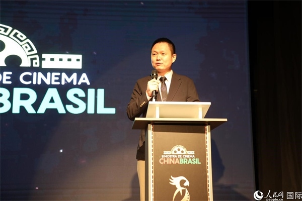當(dāng)?shù)貢r(shí)間8月26日晚，中國(guó)駐里約總領(lǐng)館副總領(lǐng)事王尉育在第三屆中國(guó)－巴西電影展開(kāi)幕式上致辭。 人民網(wǎng)記者 陳一鳴攝