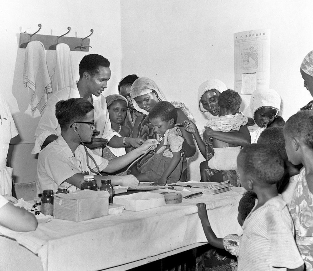 1968年4月，中國(guó)醫(yī)療隊(duì)醫(yī)生在索馬里阿弗戈依鎮(zhèn)巡回醫(yī)療時(shí)為當(dāng)?shù)貎和尾　? width=