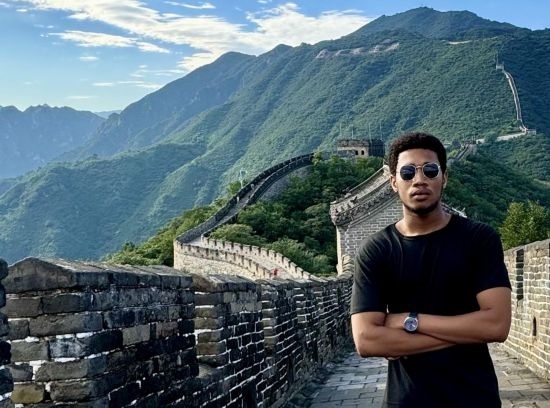 8月28日，尼日利亞青年阿米爾·阿希姆在慕田峪長城留影。新華社發(fā)（清華大學(xué)供圖）