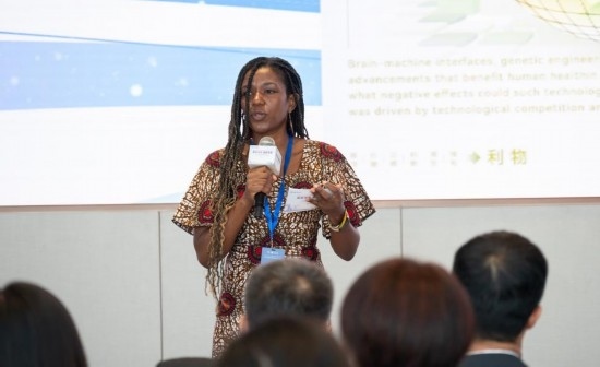 8月29日，在第二屆清華國際青年對話論壇活動上，來自烏干達(dá)的媒體人詹尼弗·阿西姆韋分享中國之旅的感悟。新華社發(fā)（畢尚宏攝）