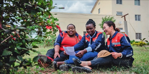 在肯尼亞內(nèi)羅畢，非洲之星鐵路運(yùn)營公司工電部電子設(shè)備檢修工區(qū)工長陳玲（右）在休息時(shí)教學(xué)員唱中文歌曲（2023 年 5 月 23 日攝） 王冠森攝 / 本刊