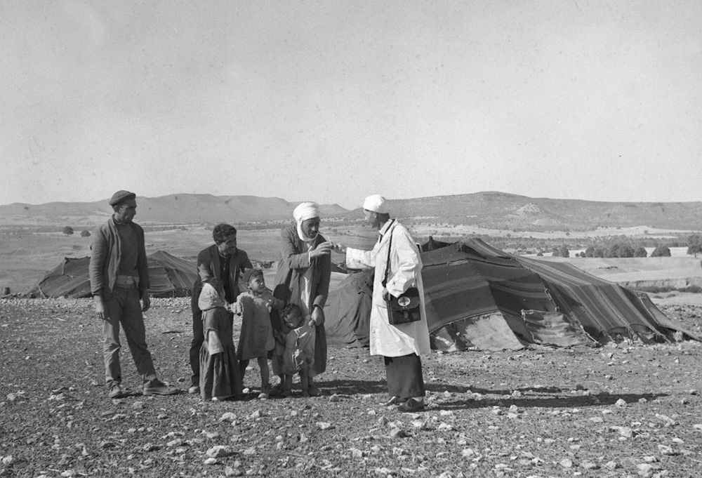 1965年，一名中國(guó)援阿爾及利亞醫(yī)療隊(duì)醫(yī)生（右一）在阿爾及利亞賽伊達(dá)省為牧民診治。