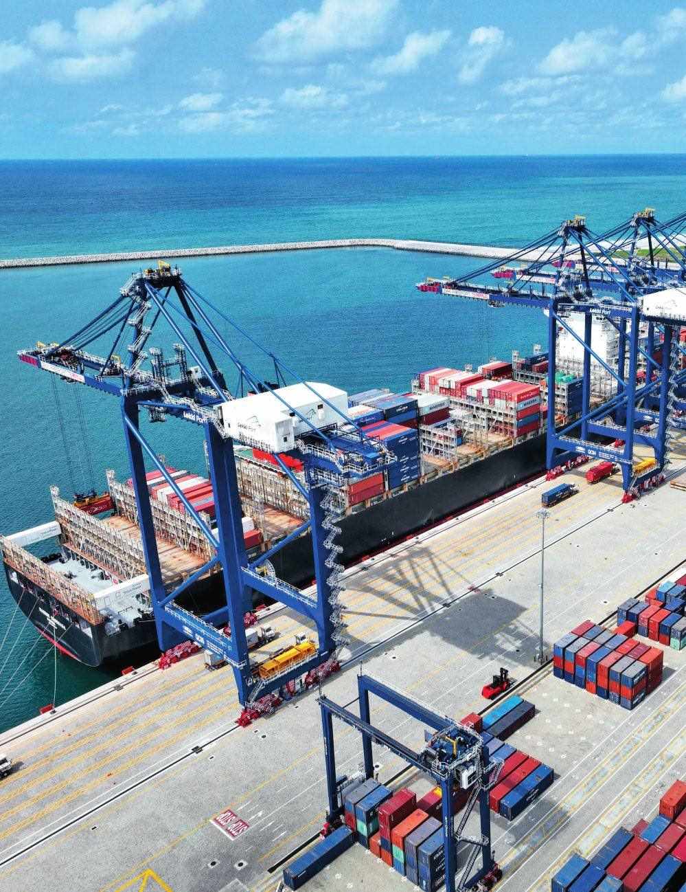 由中國港灣工程有限責(zé)任公司承建的尼日利亞萊基深水港位于中尼合作建設(shè)的拉各斯萊基自貿(mào)區(qū)內(nèi)，是尼日利亞首個(gè)現(xiàn)代化深水港和最大港口。圖為一艘貨輪在尼日利亞拉各斯萊基深水港裝卸集裝箱（2024 年 3 月 11 日攝）萊基港公司供圖