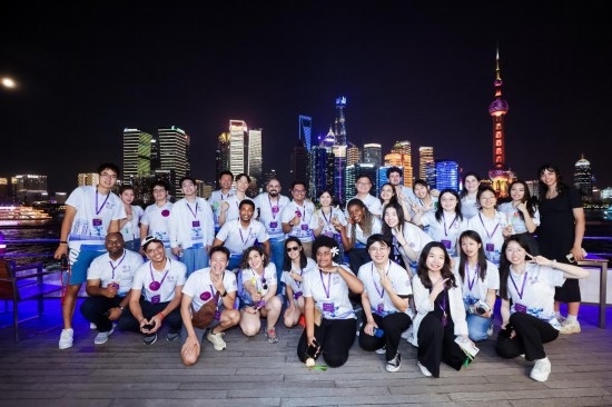 8月21日，中外青年在上海參觀時合影留念。新華社發(fā)（清華大學(xué)供圖）