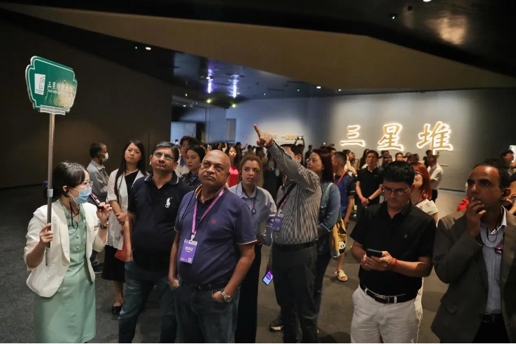 8月31日，亞洲媒體考察團(tuán)參訪三星堆博物館?！吨袊?jīng)濟(jì)周刊》記者肖翊攝