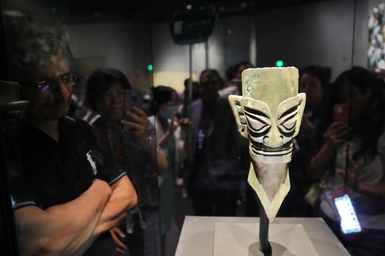 8月31日，亞洲媒體考察團(tuán)參訪三星堆博物館?！吨袊?jīng)濟(jì)周刊》記者肖翊攝