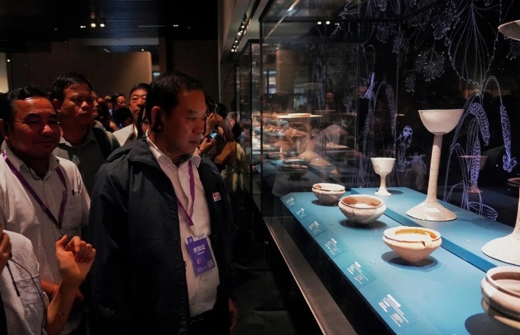 8月31日，亞洲媒體考察團(tuán)參訪三星堆博物館。左一為老撾博利坎賽省新聞文化旅游廳廳長頌通·威本康?！度嗣袢請蠛Ｍ獍妗酚浾邌逃顢z