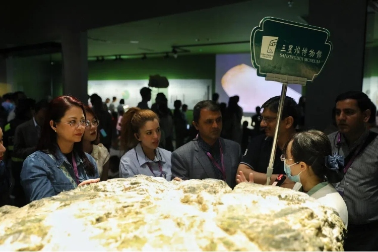 8月31日，亞洲媒體考察團(tuán)參訪三星堆博物館。左一為馬來西亞《星報》首席商務(wù)官莉迪婭·王?！吨袊?jīng)濟(jì)周刊》記者肖翊攝