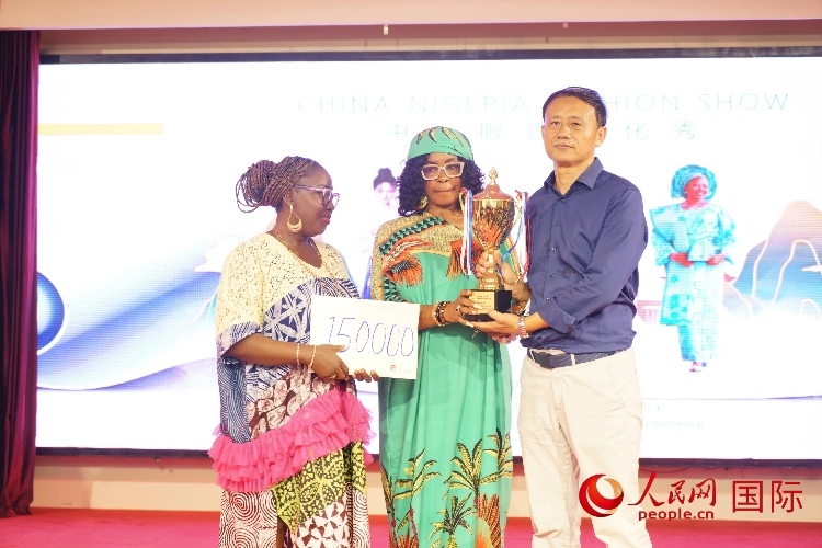 中國駐尼日利亞使館文化參贊兼中國文化中心主任李旭大（右）為最佳表現(xiàn)獎頒獎（中）。人民網(wǎng)記者 姜宣攝