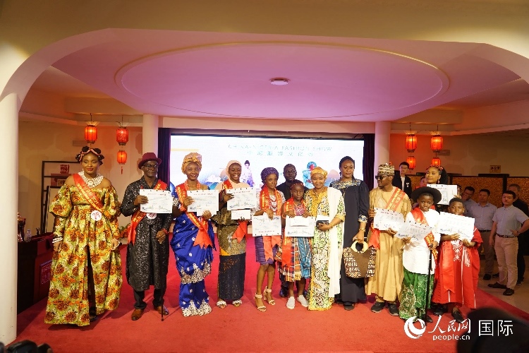 中尼服飾文化秀尼日利亞十佳模特獎。人民網(wǎng)記者 姜宣攝
